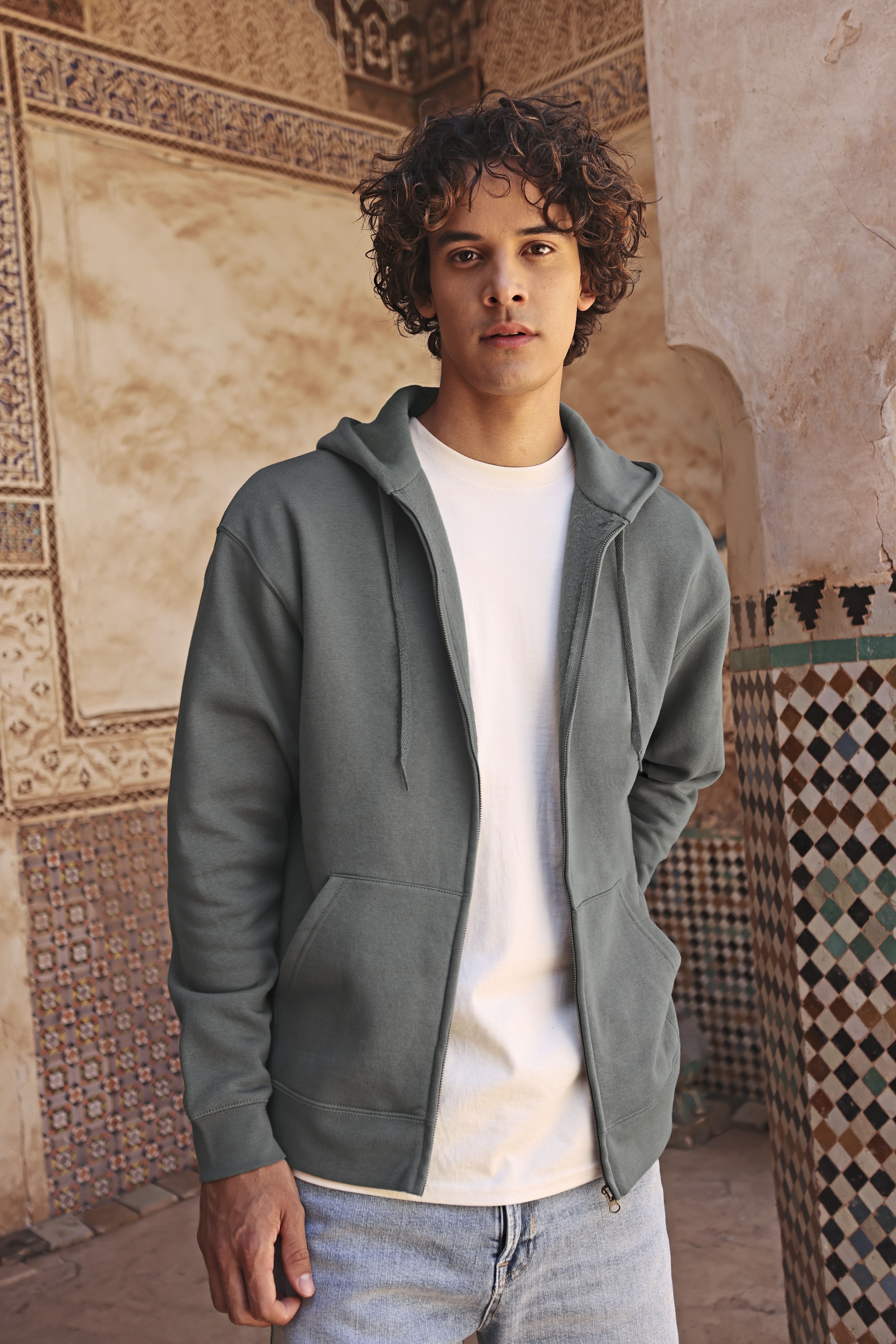 Fruit of the Loom Iconic Premium Hooded Sweat Jacket Modellbild