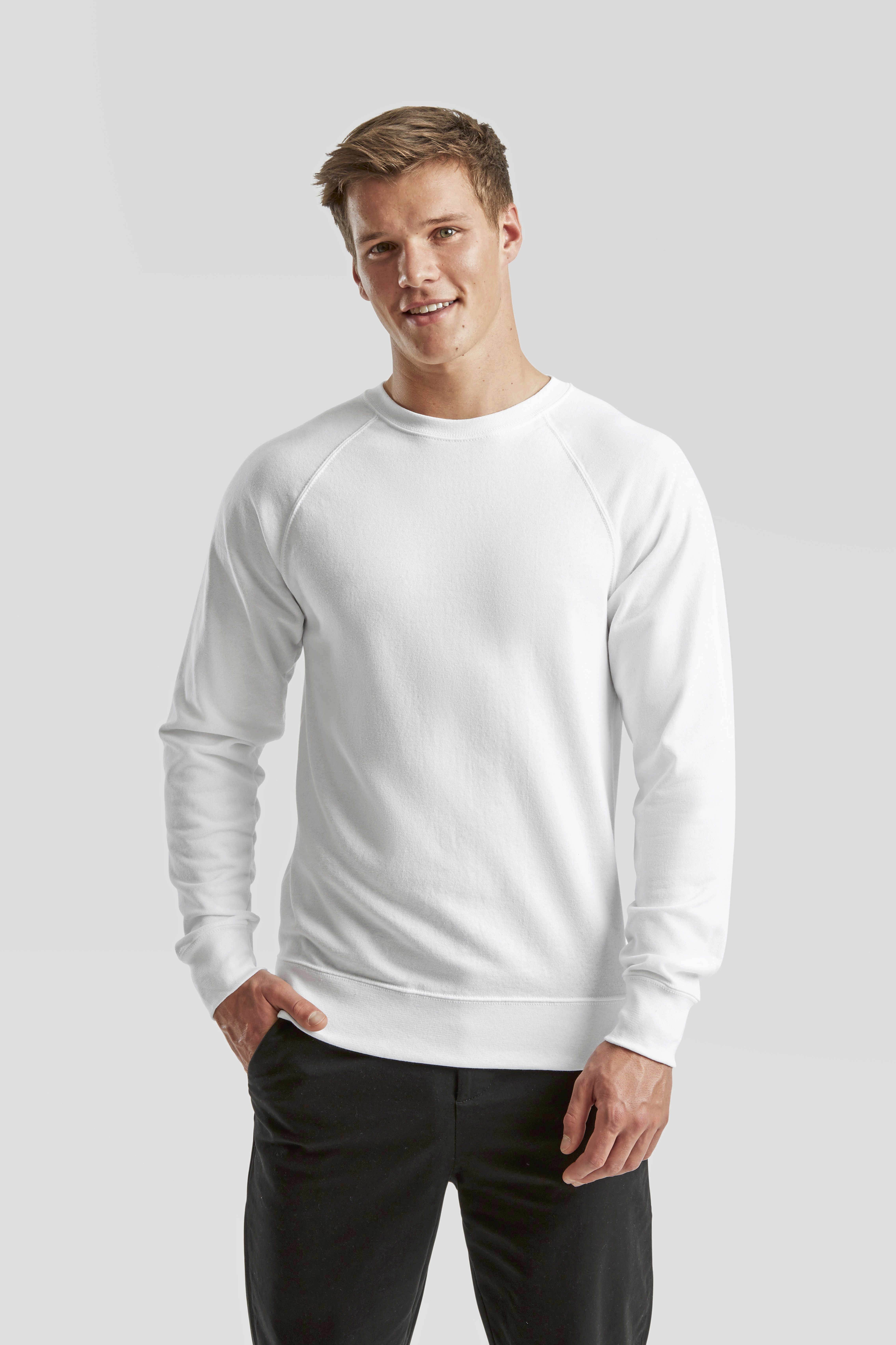 Fruit of the Loom Lightweight Raglan Sweat Modellbild